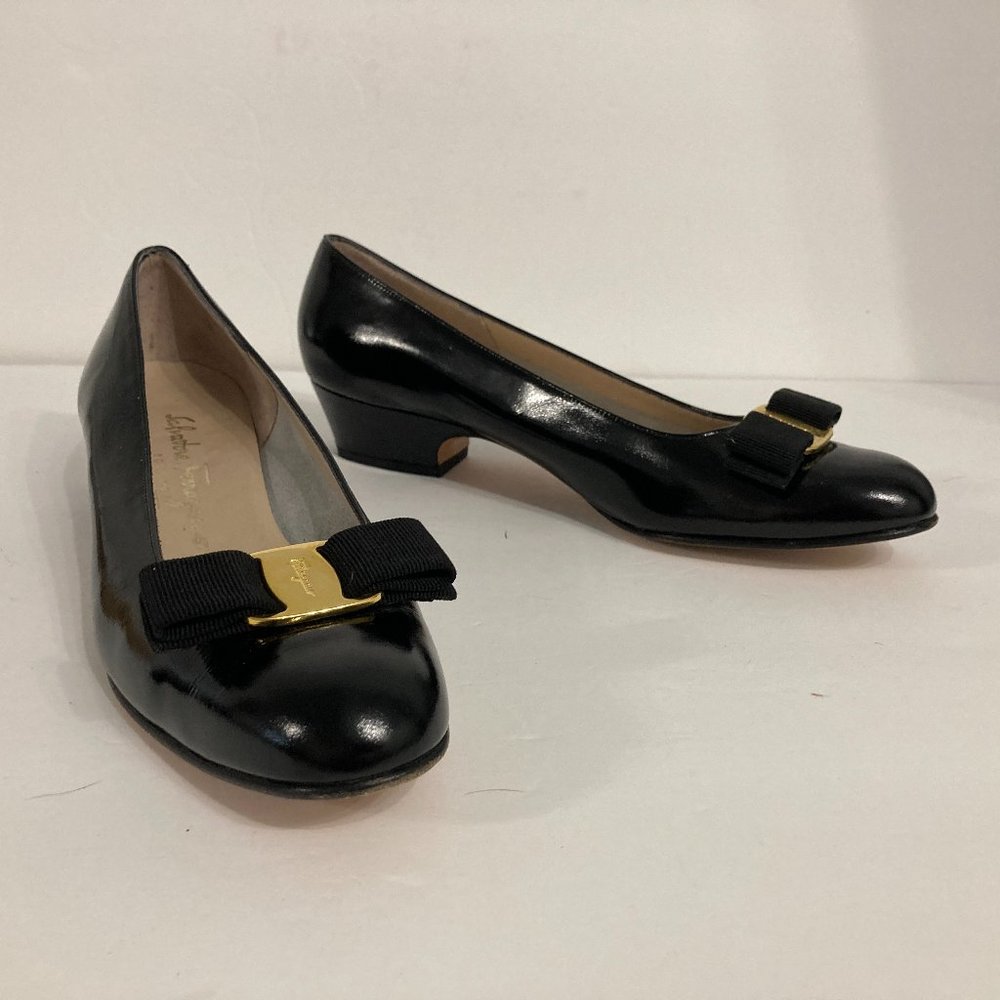 SALVATORE FERRAGAMO Vera Pumps Size 8 AA Shiny Black Patent Workwear Classic